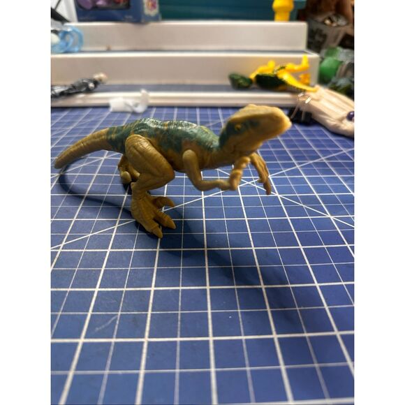 Jurassic World Fallen Kingdom VELOCIRAPTOR tan green poseable dinosaur action fi - Picture 2 of 4